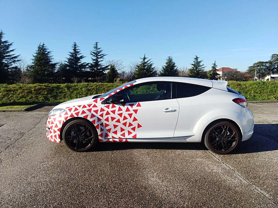 Atelier de réparation automobile moderne avec mécanicienne professionnelle en combinaison bleue et lunettes de sécurité consultant une tablette numérique