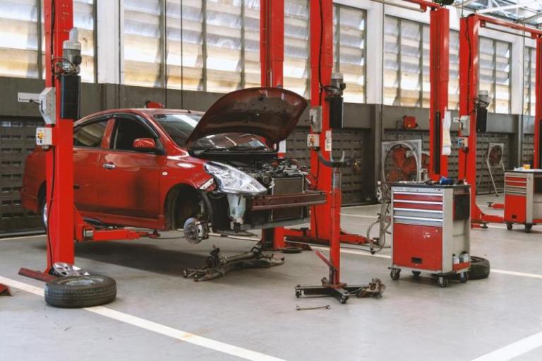 Révision auto : pourquoi confier votre véhicule à des professionnels ?